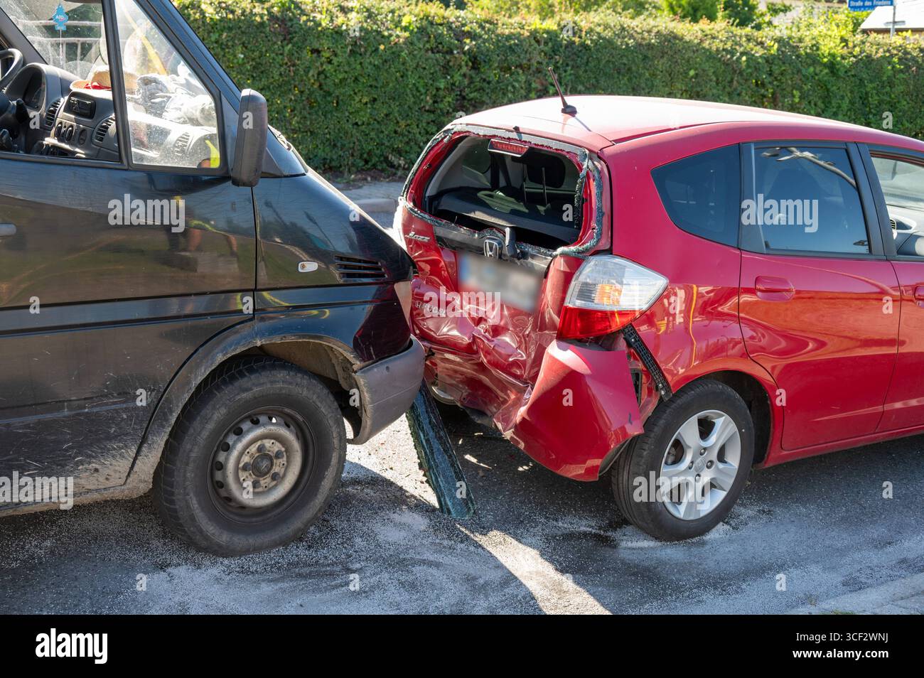 Mittweida - Transporter kracht Kleinwagen hinten drauf: Faherin bei Unfall in Lauenhain verletzt 18.08.2025 gegen 15,30 Uhr Mittweida-Lauenhain, Straße des Friedens am Montagnachmittag kam es auf der Straße zwischen Lauenhain Mittweida und Schweikershain Erlau zu einem Verkehrsunfall. Eine Fahrerin eines roten Honda muss aus bislang ungeklärten Gründen bremsen und anhalten. Ein nachfolgender Mercedes-Transporter mit Anhänger konnte nicht mehr rechtzeitig stoppen und fuhr dem Kleinwagen auf. Die Honda-Fahrerin wurde verletzt und ins Krankenhaus gebracht. WEITERE Personen kam nicht zu Schade Stockfoto