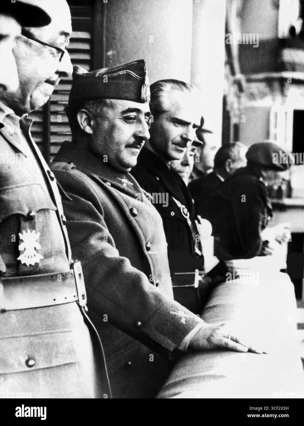 SPANIEN - 26. April: Am 26. April 1938 nahm der Anführer der nationalistischen Truppen, umgeben von General Moscardo, ehemaliger Verteidiger des Alcazar von Toledo, und mit Ramon Serrano-Suner, Innenminister (rechts), an der Feier der Vereinigung der ihn unterstützenden Organisationen Teil: Der Nationalistischen Armee, Falange; (Foto: Keystone-France/Gamma-Keystone via Getty Images) Stockfoto