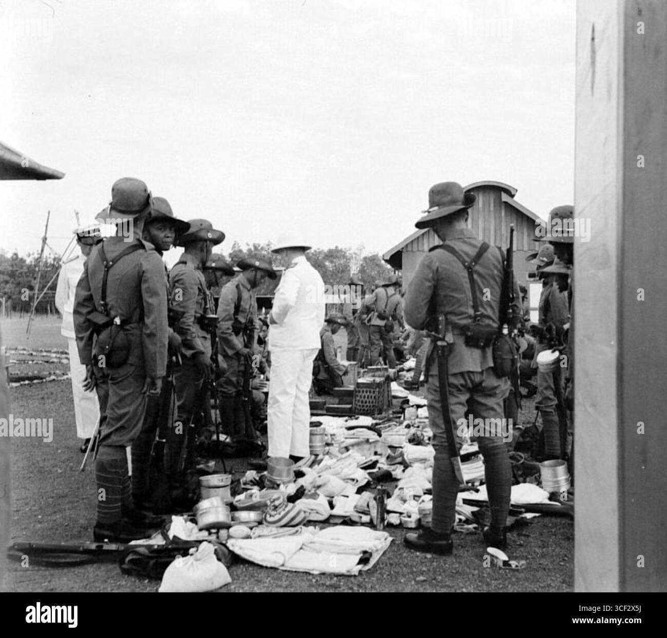 Niederländische Truppen werden während der 1940er Jahre in Tanahgrogot, einem Ort in Indonesien, einer Inspektion unterzogen Das Foto ist Teil der Sammlung des Tropenmuseums Amsterdam. Stockfoto