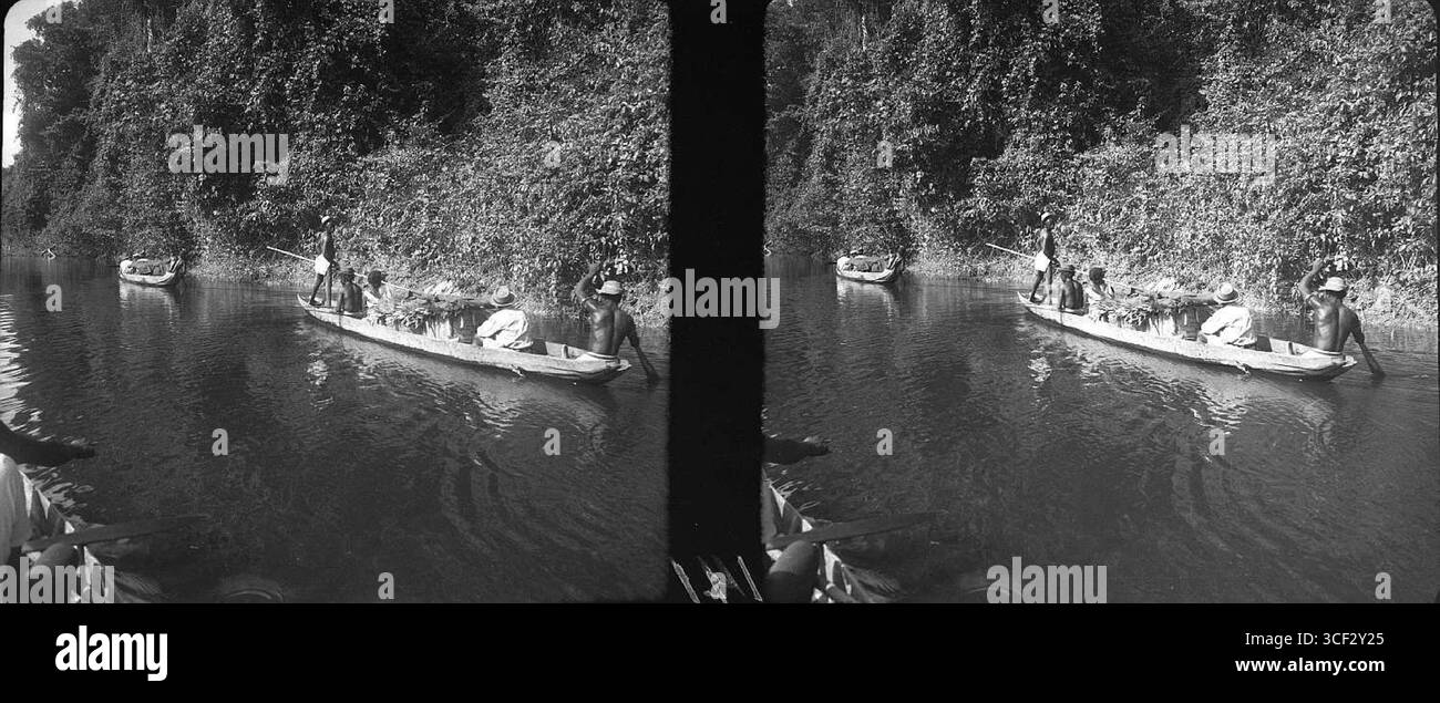 Diese stereoskopische Fotografie aus dem Jahr 1946-1947 zeigt die Korjalen, traditionelle Kanus, die den Upper Suriname River befahren. Das Foto misst 9 x 13 cm (3 9/16 x 5 1/8 Zoll). Stockfoto
