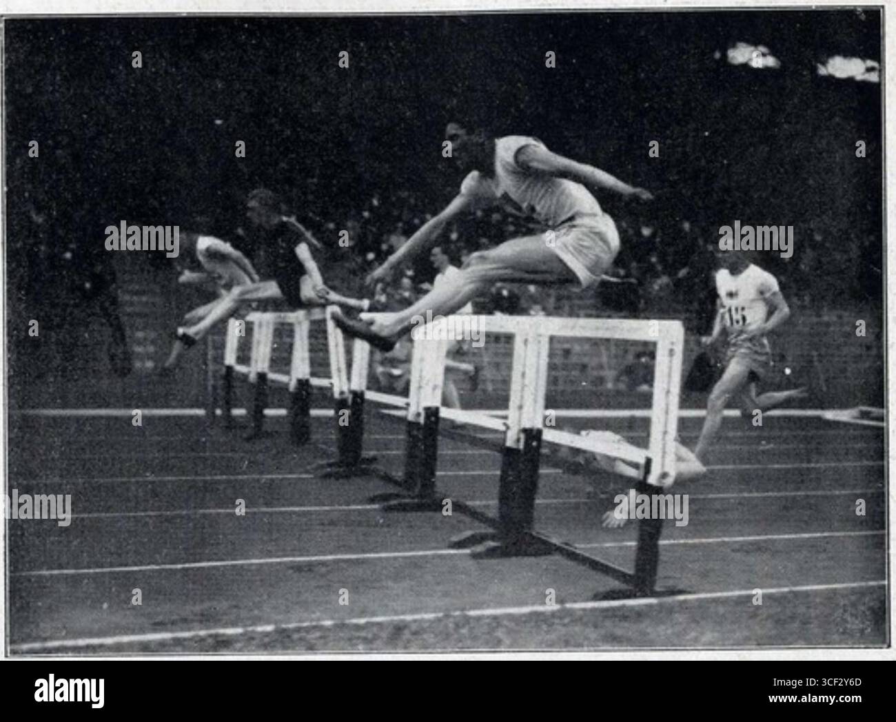 Das 110-Meter-Hürdenfinale bei den Olympischen Spielen 1924 in Paris. Daniel Kinsey, ganz links positioniert, war einer der Teilnehmer, während Karl Anderson, auf dem Boden abgebildet, während er während des Rennens fiel. Stockfoto