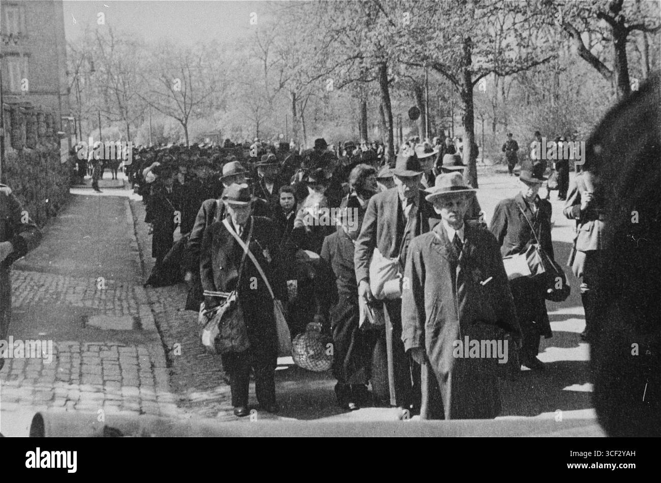 Am 25. April 1942 marschierten Juden gewaltsam vom Platzschen Garten zum Bahnhof entlang der Hindenburgstraße in Würzburg. Dieses Bild fängt einen Moment während ihrer Deportation ein, ein Teil der systematischen Ausweisung jüdischer Bürger durch das Nazi-Regime. Die Deportation erfolgte während der Holocaust-Zeit. Stockfoto
