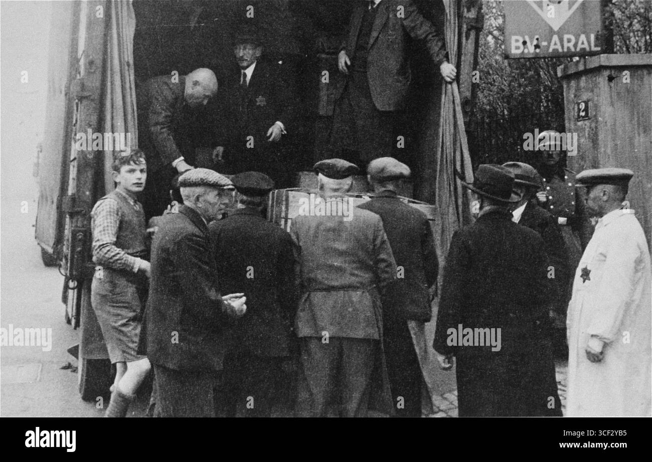 Auf diesem Bild aus dem Jahr 1942 werden aus Würzburg deportierte Juden gesehen, die ihre Habseligkeiten in einen Van verladen. Diese Deportation war Teil der Massenvertreibung und systematischen Verfolgung, die von den NS-Behörden während des Holocaust durchgeführt wurde. Stockfoto