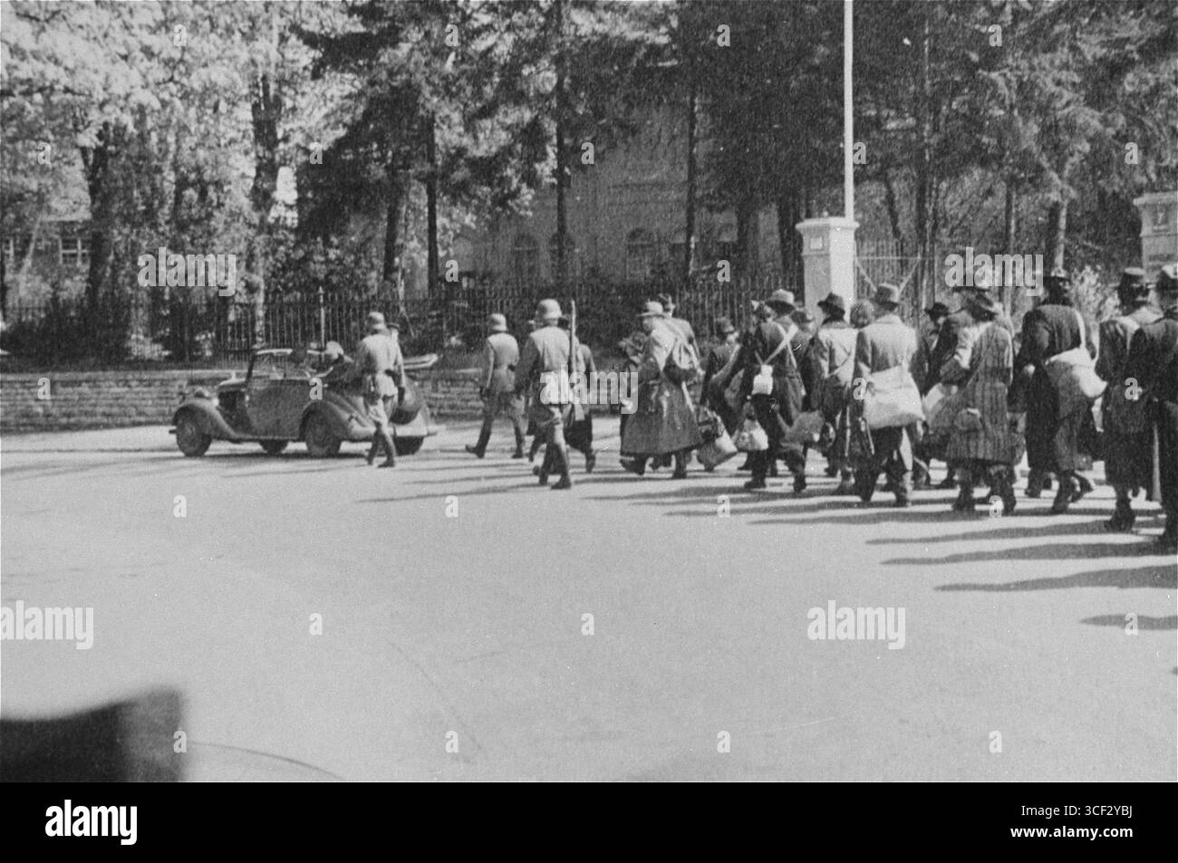 Am 25. April 1942 mussten Würzburger Juden im Rahmen ihrer Deportation in Richtung Bahnhof marschieren. Dieses Bild zeigt die Ernsthaftigkeit des Augenblicks, als sie während des Holocausts unter der grausamen Politik des NS-Regimes in Lager gebracht wurden. Stockfoto
