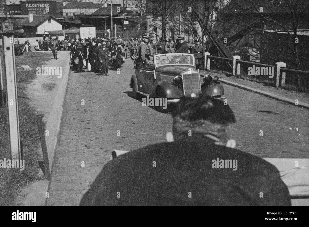 Dieses Foto zeigt Juden, die am 25. April 1942 aus Würzburg deportiert wurden und in Richtung Bahnhof marschierten. Es ist ein tragischer Moment während des Holocaust, da viele unter dem Nazi-Regime in Konzentrationslager transportiert wurden. Stockfoto