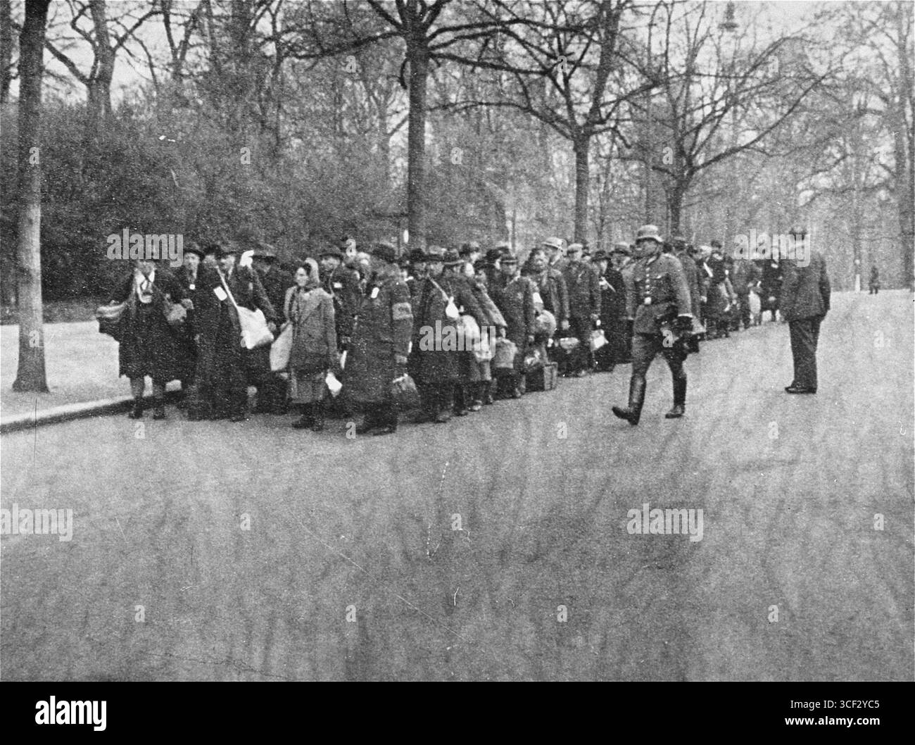 Am 25. April 1942 marschierten Juden durch die Straßen Würzburgs vom Platzschen Garten zum Bahnhof im Zuge der systematischen Deportation jüdischer Menschen durch das NS-Regime. Dieses Bild bietet einen düsteren Blick auf ihre Zwangsreise während des Holocaust. Stockfoto