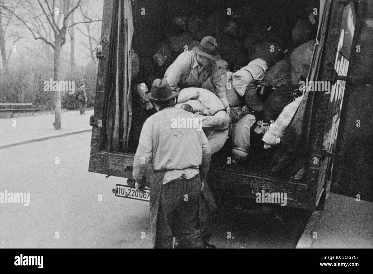 1942 verladen aus Würzburg deportierte Juden im Rahmen der NS-organisierten Zwangsumsiedlung ihre persönlichen Sachen in einen Van. Dieses Foto spiegelt die Angst und den Umbruch wider, die während der Massendeportationen, die den Holocaust kennzeichneten, erlebt wurden. Stockfoto