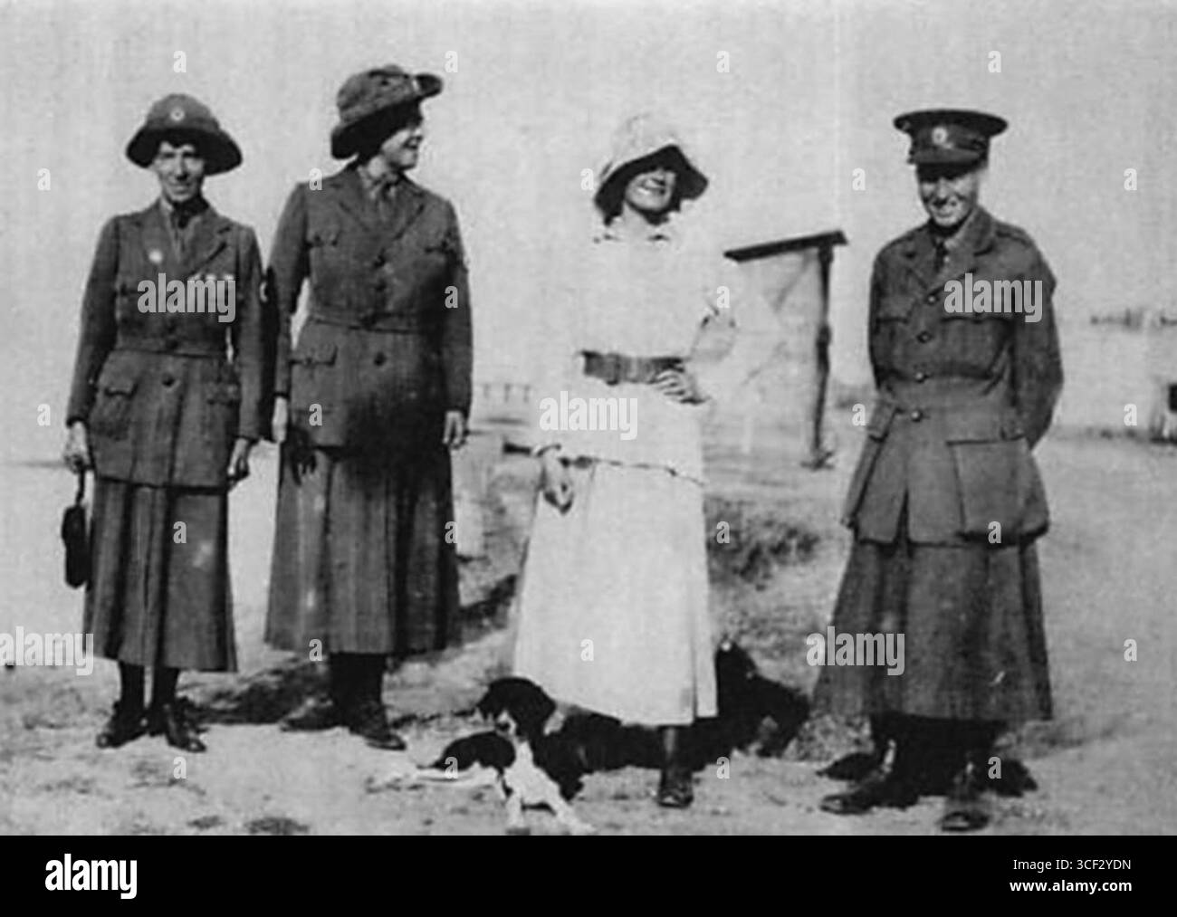 Dieses Foto vom Januar 1916 zeigt Schwester Latham, Koch Tiddison, Dr. Dorothea Maude mit ihrem Hund Nitsa und Jo 'Kiltie' Whitehead in Mikra Bay, nahe Salonika, während des Ersten Weltkriegs Stockfoto