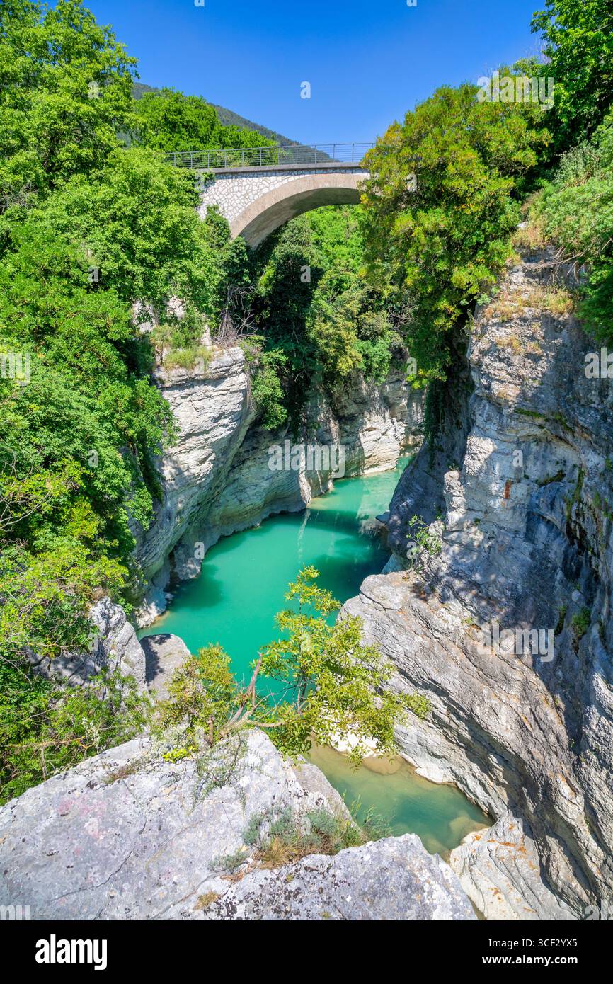 Malerischer Blick auf die Marmitte dei Giganti, Schlucht mit türkisfarbenem Wasser des Metauro-Flusses in der Nähe von Fossombrone, Region Marken, Italien Stockfoto
