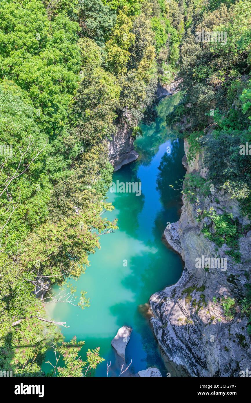 Malerischer Blick auf die Marmitte dei Giganti, Schlucht mit türkisfarbenem Wasser des Metauro-Flusses in der Nähe von Fossombrone, Region Marken, Italien Stockfoto