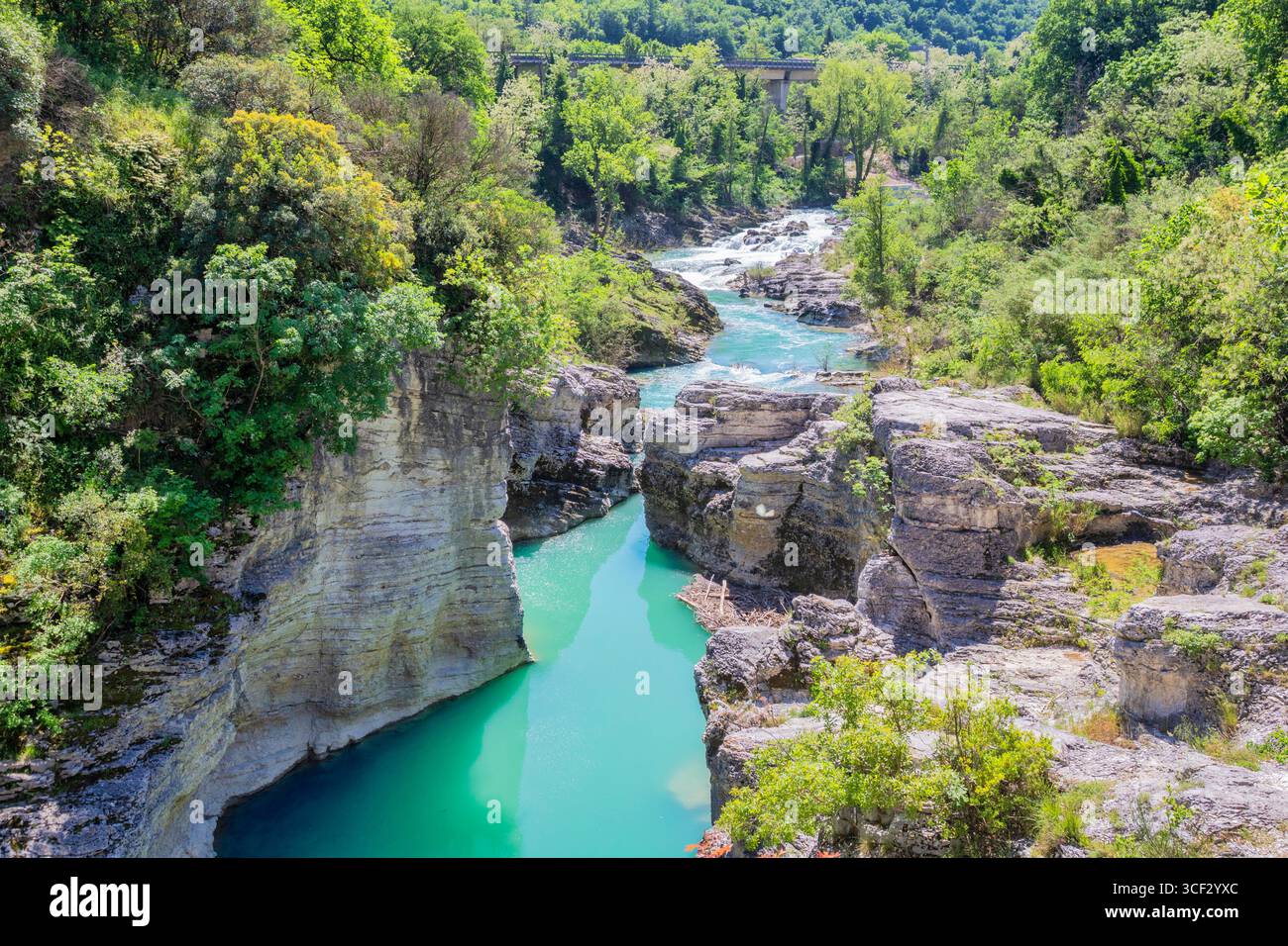Malerischer Blick auf die Marmitte dei Giganti, Schlucht mit türkisfarbenem Wasser des Metauro-Flusses in der Nähe von Fossombrone, Region Marken, Italien Stockfoto