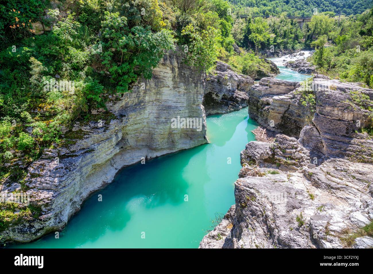 Malerischer Blick auf die Marmitte dei Giganti, Schlucht mit türkisfarbenem Wasser des Metauro-Flusses in der Nähe von Fossombrone, Region Marken, Italien Stockfoto