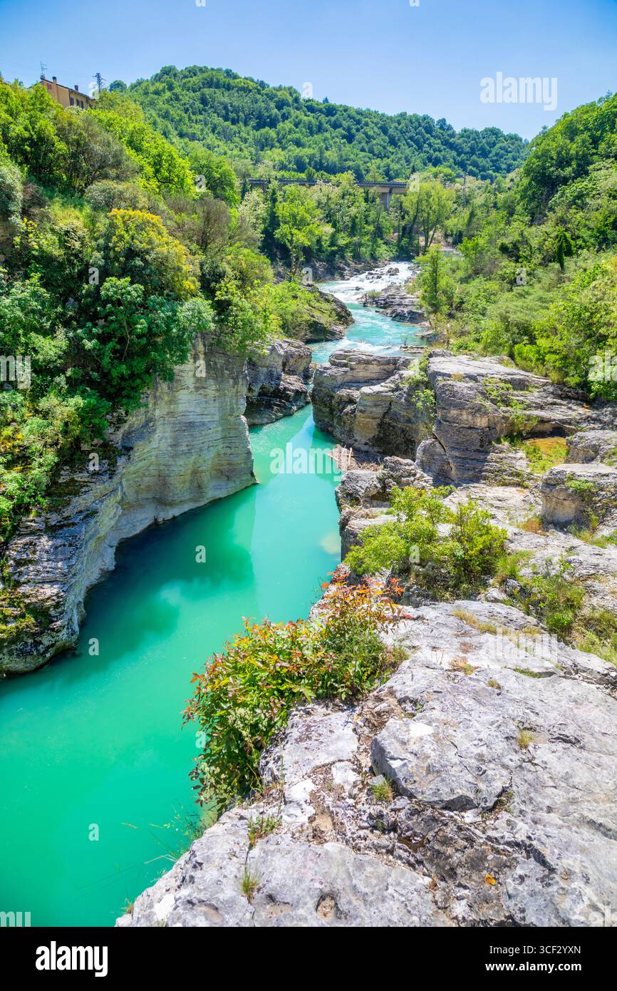 Malerischer Blick auf die Marmitte dei Giganti, Schlucht mit türkisfarbenem Wasser des Metauro-Flusses in der Nähe von Fossombrone, Region Marken, Italien Stockfoto