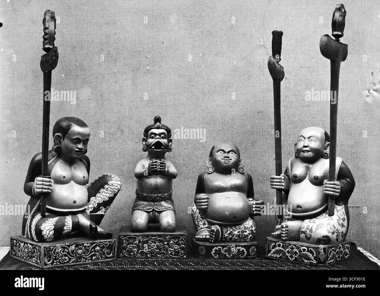 Das Foto „Wooden Kris Holders“ wurde 1915 von einem unbekannten Fotografen aufgenommen. Es zeigt hölzerne kris-Halter, die 1915 während einer Hinduismus-Ausstellung im Stedelijk Museum in Amsterdam ausgestellt wurden, organisiert vom Koloniaal Instituut. Die Ausstellung konzentrierte sich auf den antiken javanischen und zeitgenössischen balinesischen Hinduismus. Die Fotoabmessungen betragen 11,9 x 16,8 cm (4 11/16 x 6 5/8 Zoll). Stockfoto