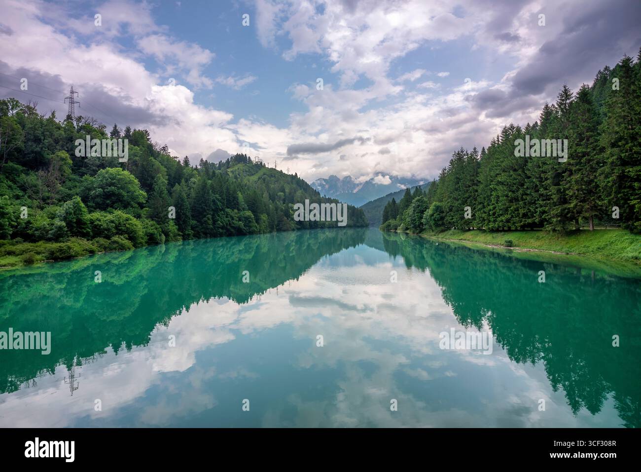 Centro Cadore Lake nach dem Frühlingsregen mit bewölktem Himmel und bewaldeten Berggipfeln. Domegge di Cadore, Provinz Belluno, Venetien, Norditalien Stockfoto