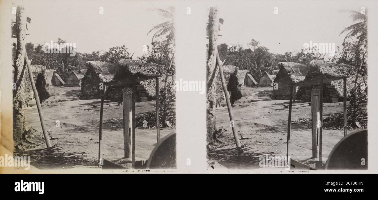 Stereophoto mit dem Titel „Village View, Semoisi with an Opferplatz im Vordergrund“, aufgenommen im Februar 1926. Das Foto zeigt das Dorf Semoisi mit einem zeremoniellen Bereich an der Vorderseite, in dem lokale Bräuche und Rituale dargestellt werden. Die Abmessungen des Fotos sind 6 x 12,8 cm. Stockfoto