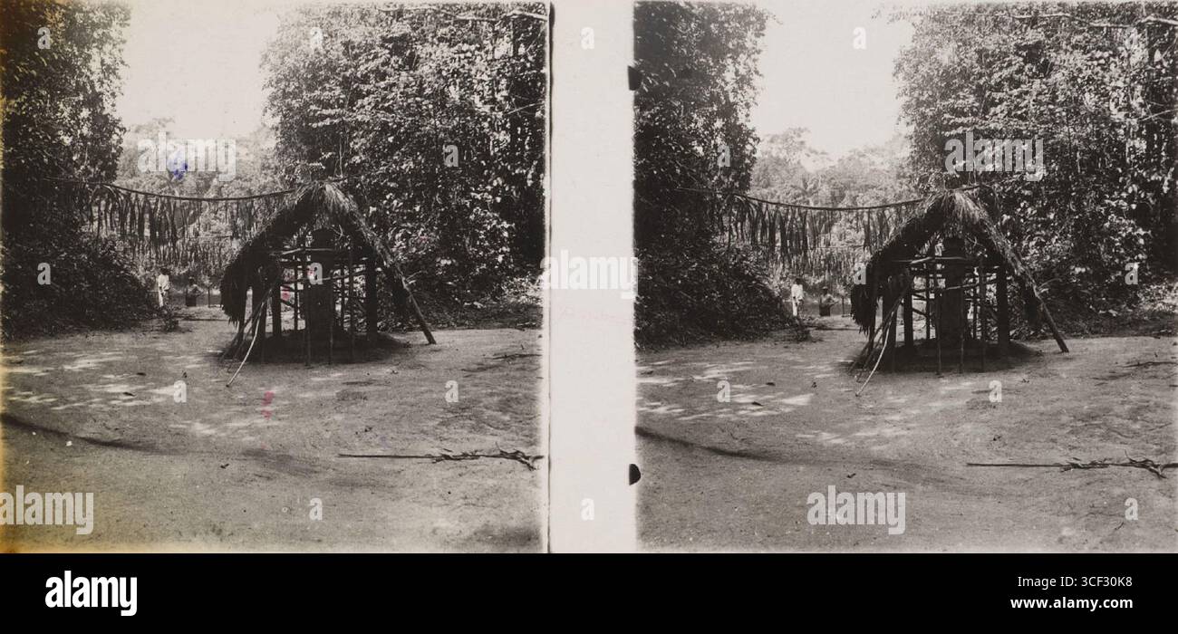 Stereophoto mit dem Titel „Suriname, Eingang zum Dorf Granman-kondre, Gran-rio“, aufgenommen im Februar 1926. Das Bild zeigt den Eingang des Dorfes entlang des Gran Rio und bietet einen Blick auf die ländliche Umgebung. Die Abmessungen des Fotos sind 5,9 x 12,9 cm. Stockfoto