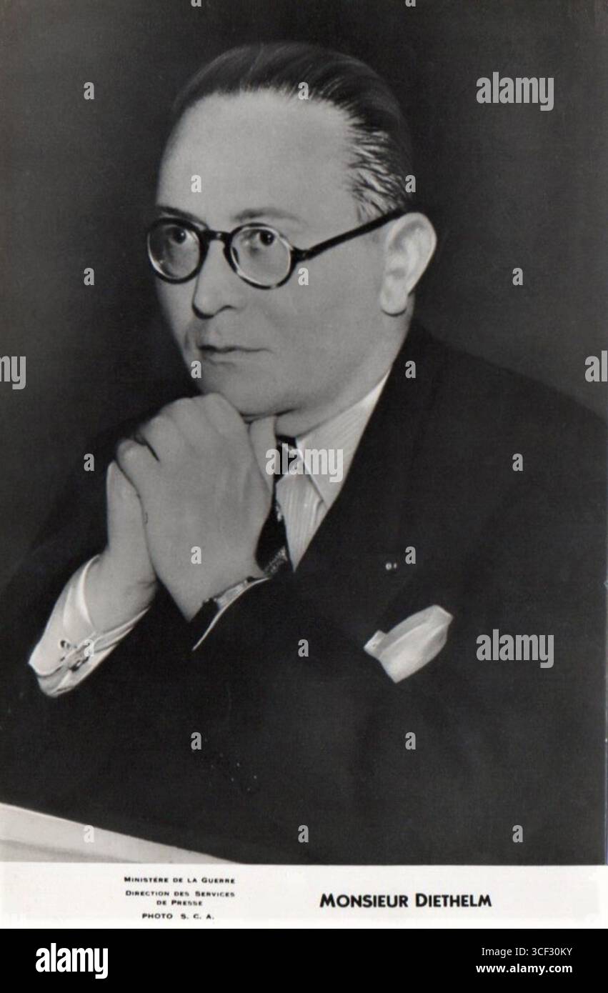 Dies ist ein fotografisches Porträt des französischen Kriegsministers André Diethelm, das zwischen 1944 und 1945 aufgenommen wurde. Das Bild wurde von der Filmabteilung der französischen Armee aufgenommen. Stockfoto