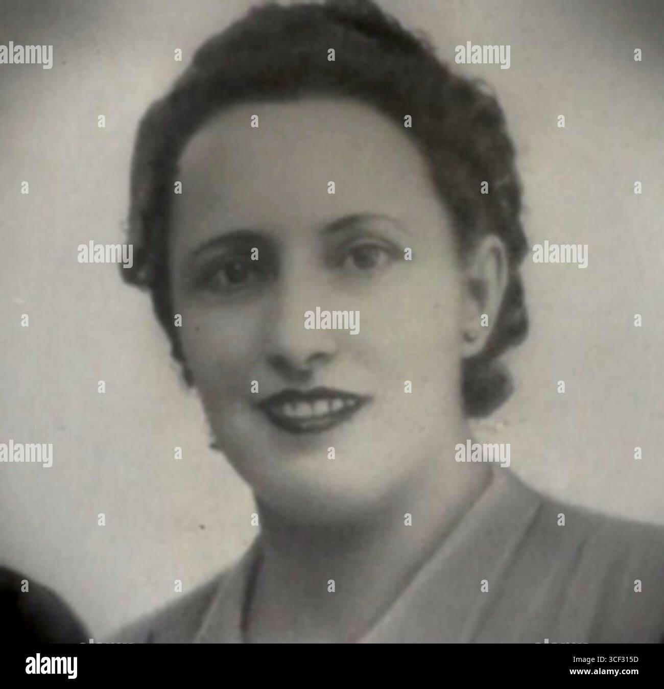 Genara Fernández García, 1903 geboren und 1941 verstorben, war eine bemerkenswerte spanische Figur. Dieses Foto zeigt sie in den frühen 1930er Jahren und spiegelt ihr Leben und Vermächtnis wider. Stockfoto