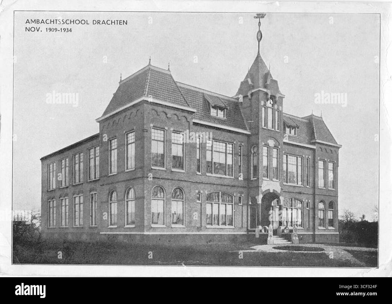 Dieses Foto zeigt die Ambachtsschool (Handelsschule) in Drachten, Niederlande, aus dem Jahr 1934. Die Schule konzentrierte sich auf die Berufsausbildung in verschiedenen Berufen während des frühen 20. Jahrhunderts. Stockfoto