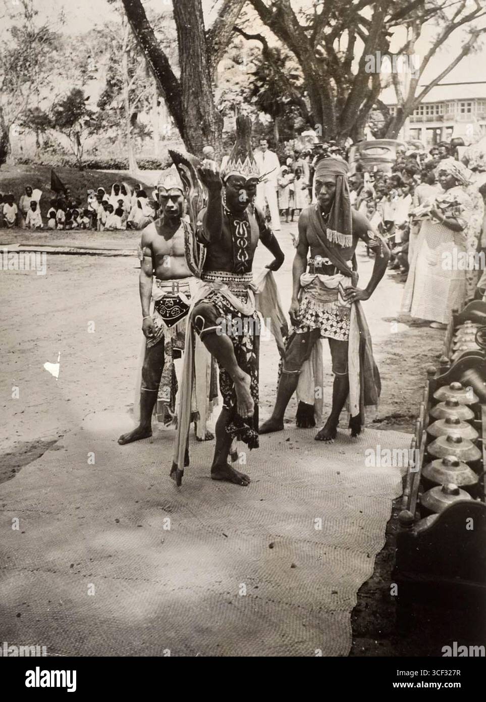 Im Februar 1943 traten javanische Tänzer für Prinzessin Juliana während ihres Besuchs in Suriname auf. Das Foto fängt diesen kulturellen Austausch zwischen der niederländischen Königsfamilie und surinamischen Traditionen ein. Stockfoto
