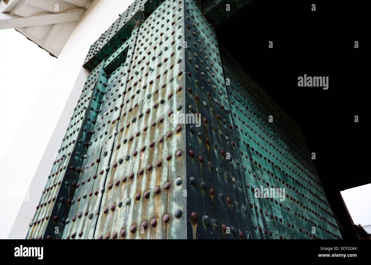 Nahaufnahme des massiven, genieteten, grün-patinierten Tors auf der Burg Nijo in Kyoto Stockfoto