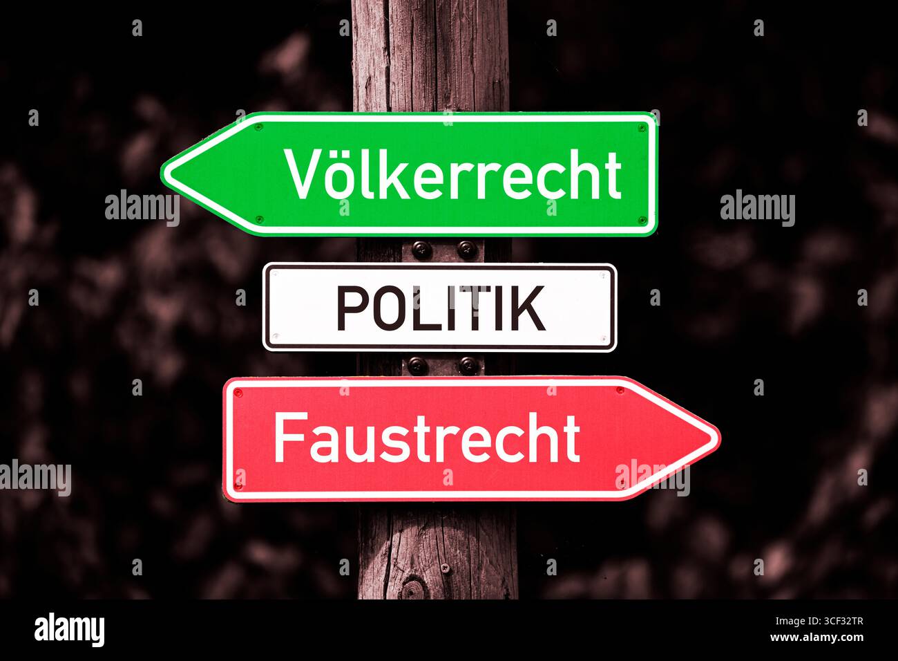 Schilder mit der Inschrift Politik, Völkerrecht und Faustrecht, Fotomontage Stockfoto