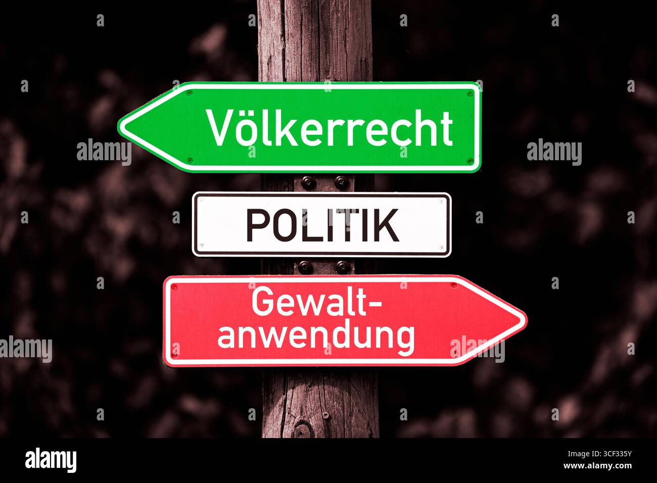 Schilder mit der Inschrift Politik, Völkerrecht und Gewaltanwendung, Fotomontage Stockfoto