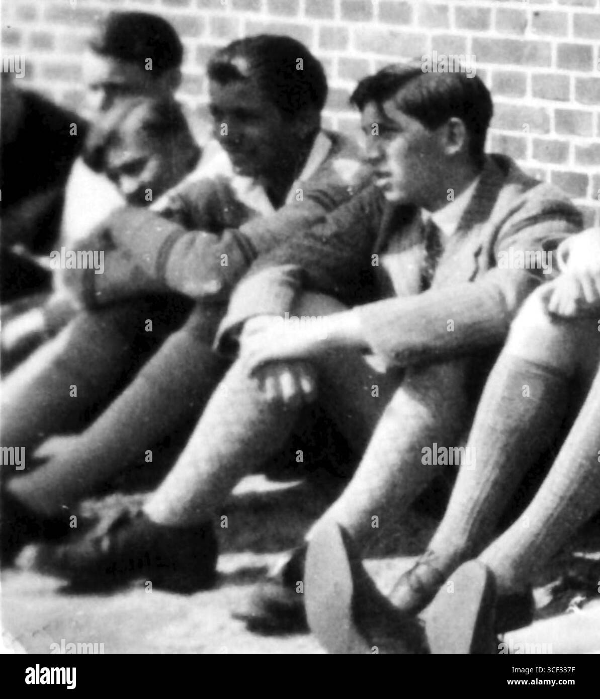 Eine Fotografie von Ulrich Sild (4. Von links) und Heinz Zederbohm (3. Von links) aus der Zeit um 1929, während ihrer Zeit an der Schule am Meer, die die beiden Schüler zeigt, die 1931 ihr Abitur absolvierten. Stockfoto