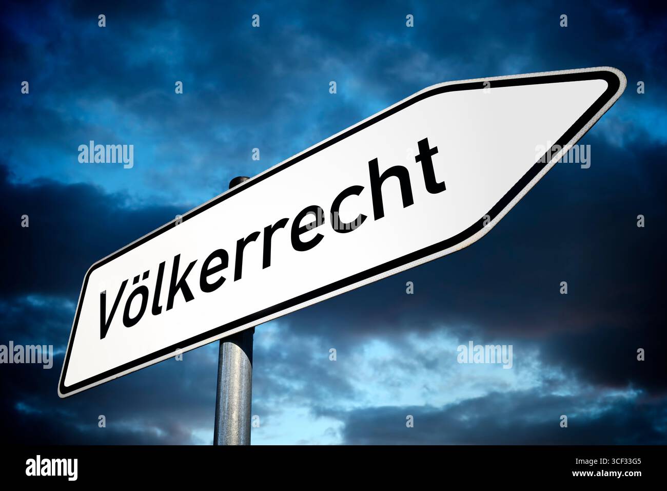 Wegweiser mit der Inschrift Internationales Recht vor einem dunklen Himmel, Fotomontage Stockfoto