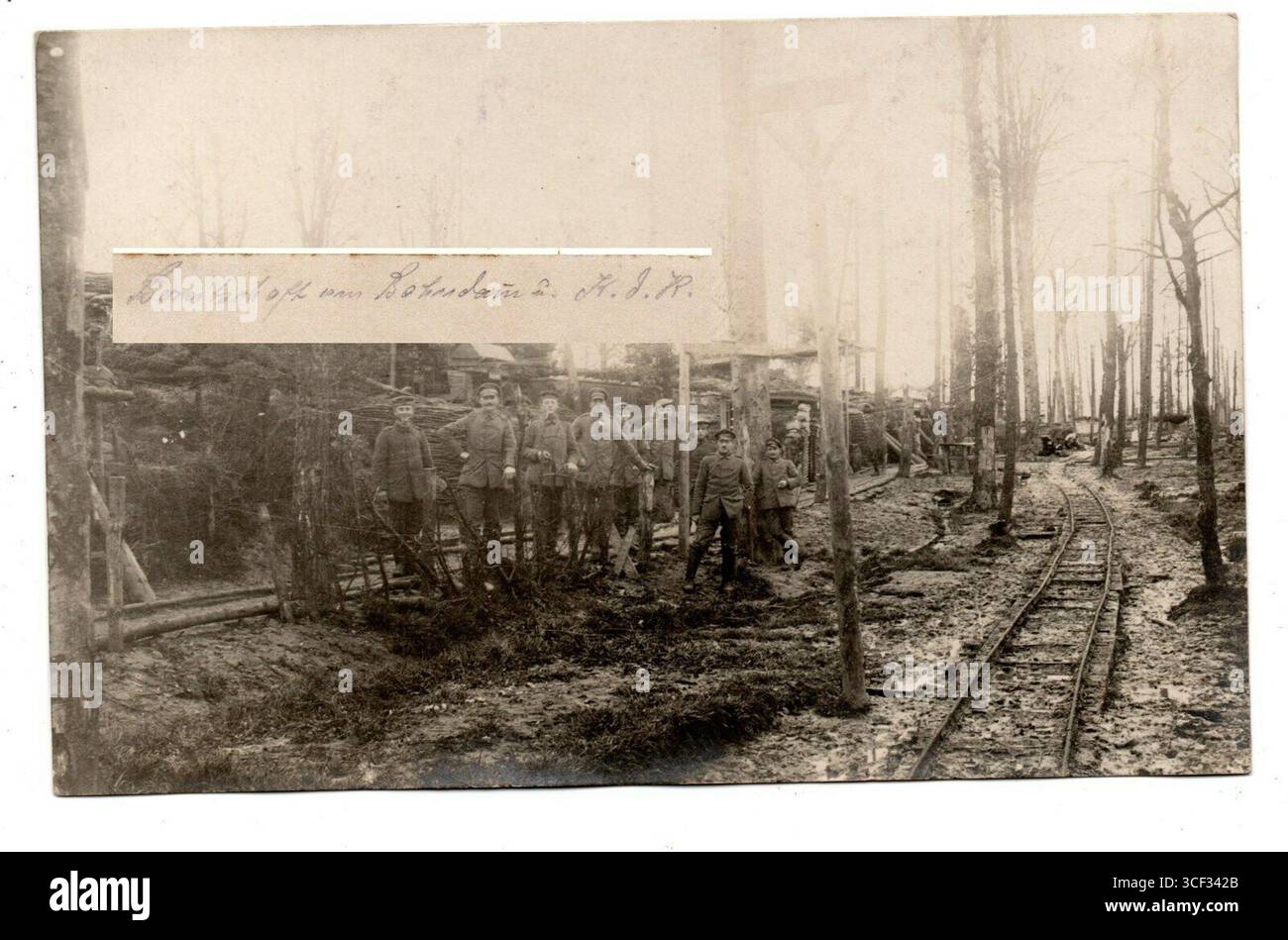 Ein Foto vom 31. Februar 1918, das Soldaten im Bereitschaftsdienst an einem Bahndamm während des Ersten Weltkriegs zeigt, möglicherweise im deutschen Militärdienst. Das Foto spiegelt die militärische Bereitschaft und Logistik während des Krieges wider. Stockfoto