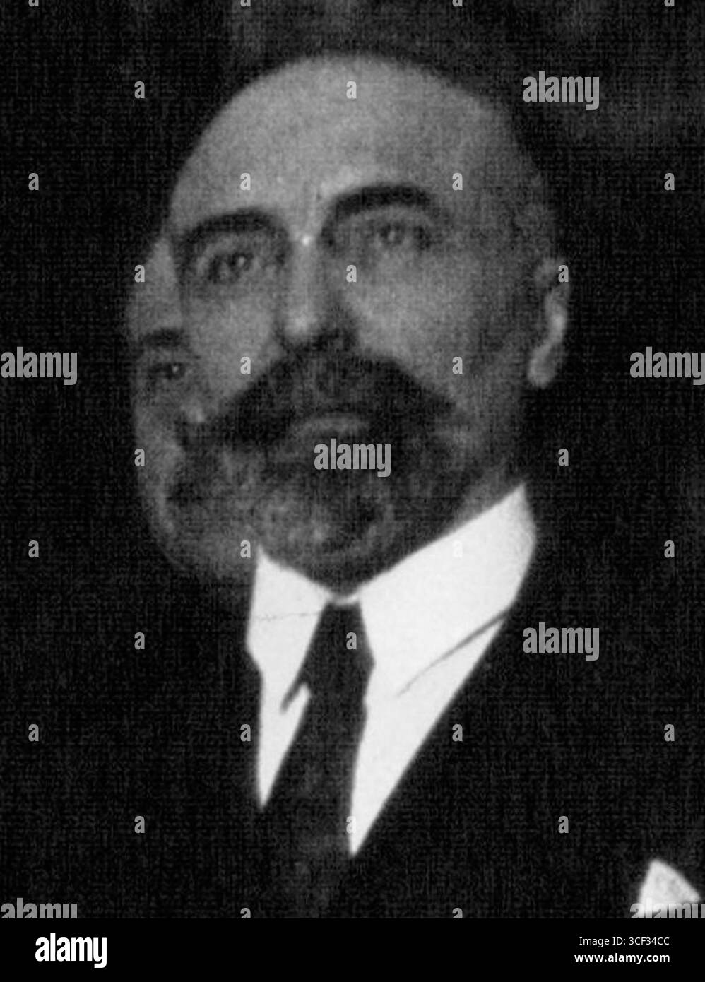 Ein zugeschnittenes Foto vom 18. Februar 1933, auf dem H. Ducos das *maison du jeune francais* nach seiner Einweihung verlässt, zusammen mit Henri Paté und A. Lebrun. Aufgenommen von der Agentur Mondial Photo-Presse. Stockfoto