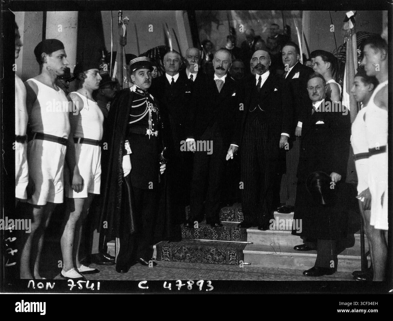 Eine Fotografie vom 18. Februar 1933, auf der Frau Henri Paté, A. Lebrun und H. Ducos nach ihrer Einweihung das *maison du jeune francais* verlassen. Das Bild wurde von der Agentur Mondial Photo-Presse aufgenommen. Stockfoto