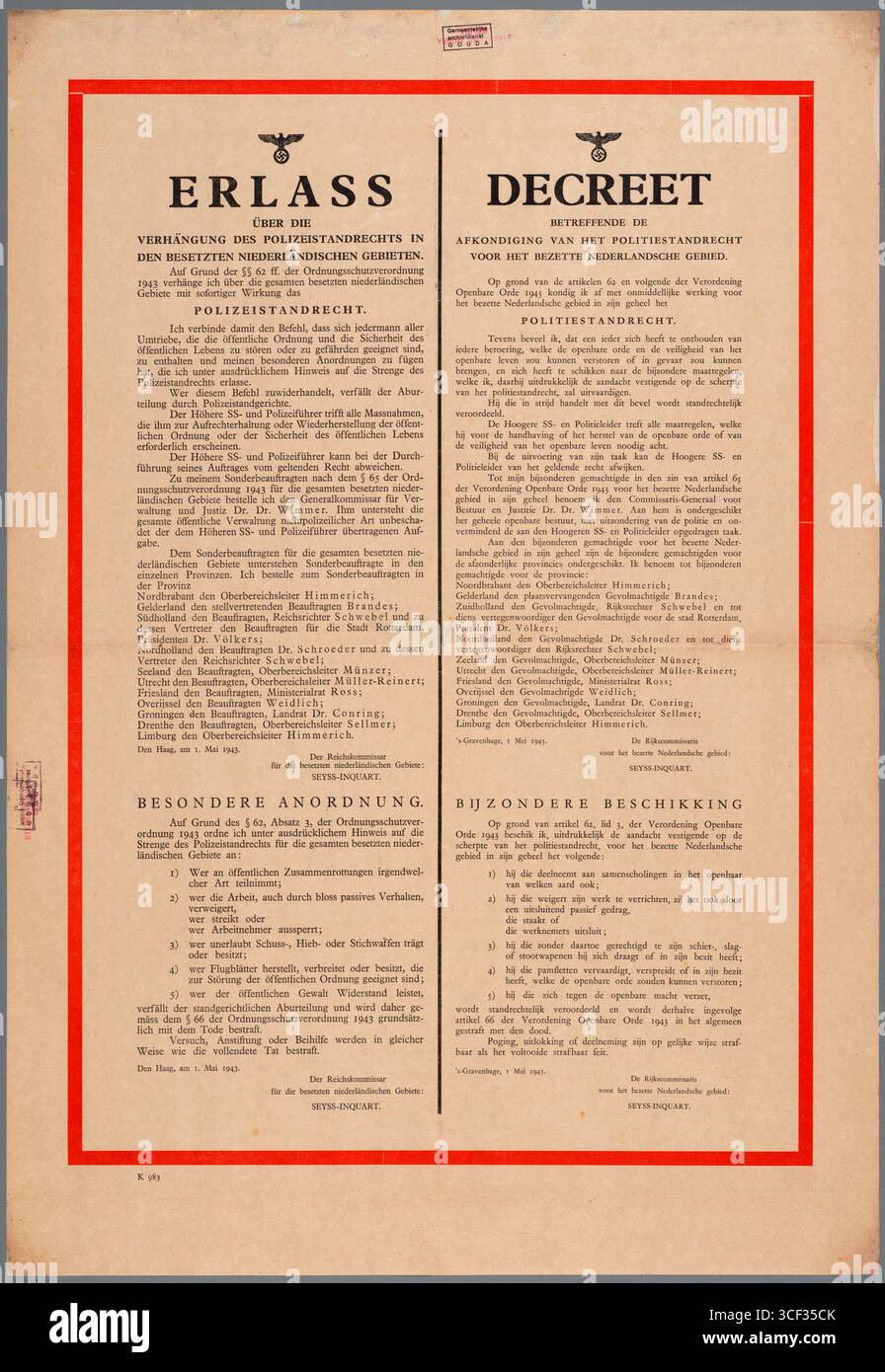 Dieses Poster mit niederländischem Dekret von 1943 kündigt die Erklärung des Kriegsrechts in den Niederlanden während des Zweiten Weltkriegs an. Es spiegelt die zunehmende Kontrolle über die Bevölkerung unter deutscher Besatzung wider. Stockfoto