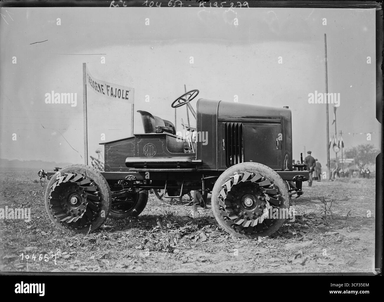 Am 29. September 1925 fand in Buc ein Motokulturwettbewerb mit dem Latil-Traktor auf Reifen statt, bei dem die Fortschritte in der Landwirtschaft während des frühen 20. Jahrhunderts gezeigt wurden. Stockfoto