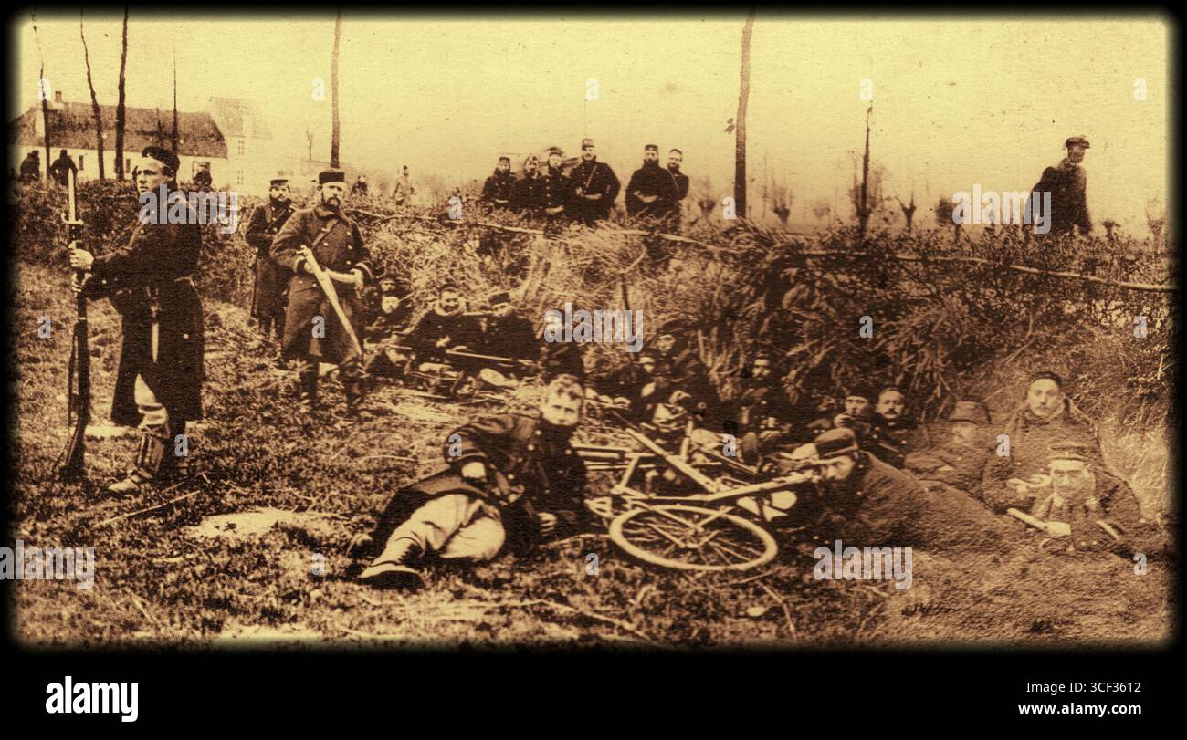 Belgische Späher ruhten während der zweiten Schlacht von Ypern in Belgien 1915. Das Foto zeigt einen Moment der Ruhe inmitten der Brutalität des Konflikts. Es wird ein Brief von der Front erwähnt, der die kurze Ruhepause und Routine eines Soldaten während des Krieges beschreibt. Stockfoto
