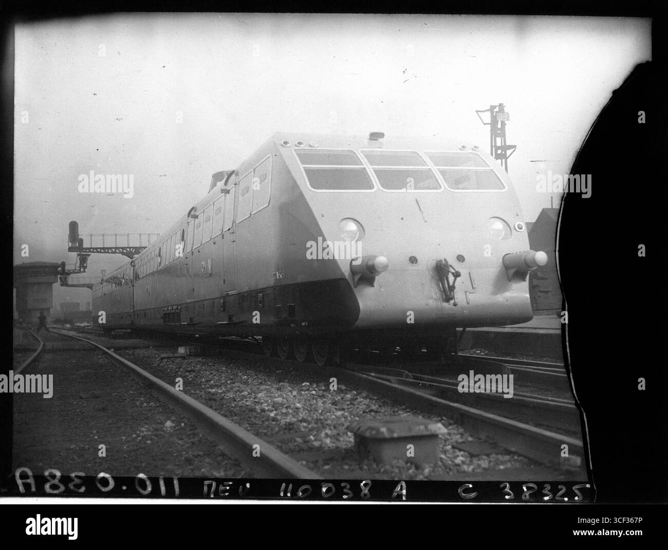 Ein Pressefoto vom 24. Mai 1934, das den Bugatti Doppel-PLM-Triebwagen zeigt, ein innovatives Design in der Verkehrstechnik, aufgenommen von der Presseagentur Meurisse. Stockfoto