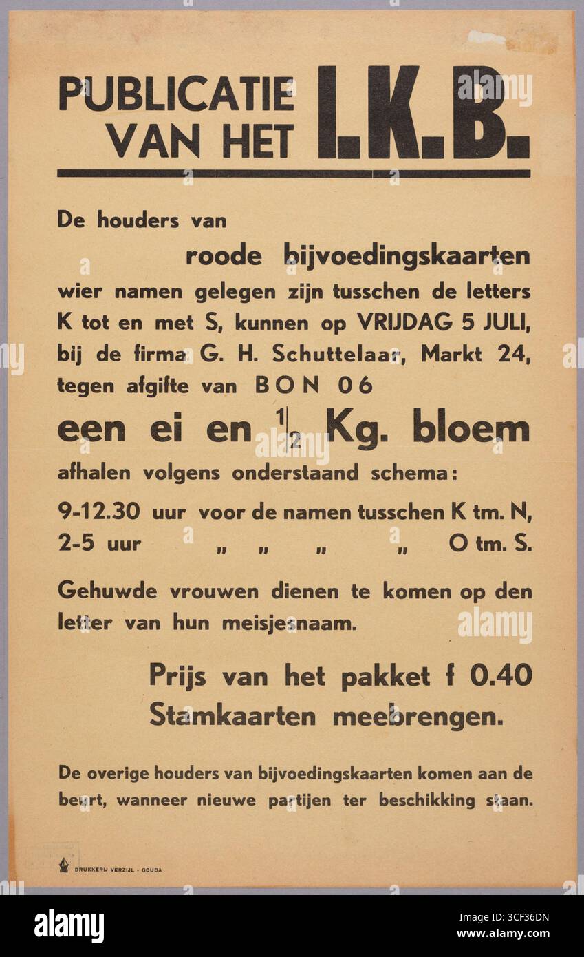 Eine offizielle Ankündigung des Interchurch Bureau vom 5. Juli 1945 über die Verteilung von Nahrungsrationen. In der Bekanntmachung sind rote und grüne Rationskarten für wichtige Artikel wie Eier und Mehl angegeben. Stockfoto