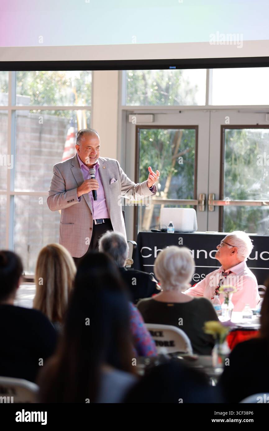LACCD-Kanzler Francisco Rodriguez spricht während der fünften jährlichen Chicana/o Studies Flor y Canto im Gebäude 600 am Pierce College. Stockfoto
