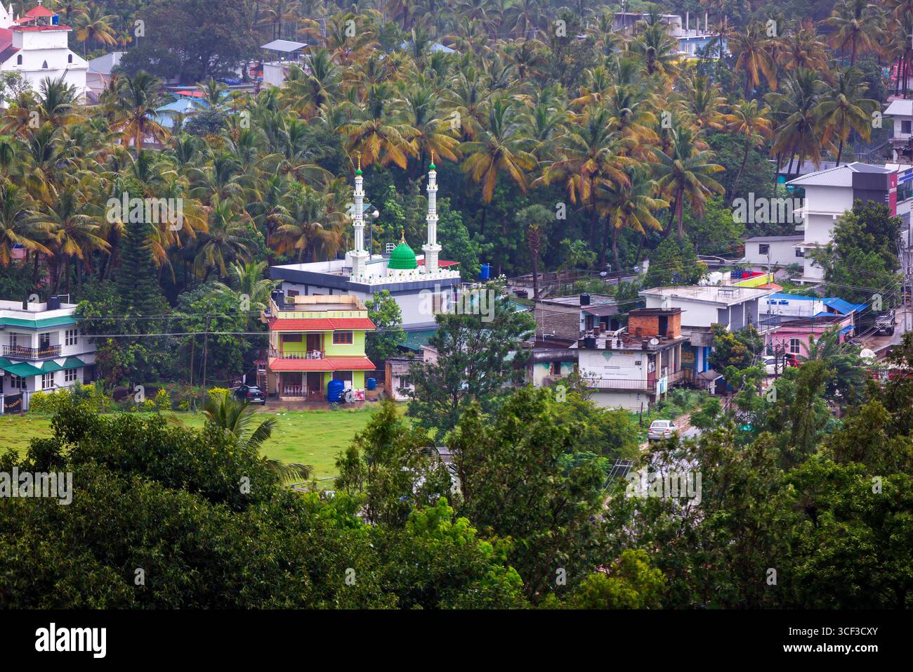 Aus der Vogelperspektive auf ein wunderschönes Walddorf in der Nähe der Berge in Kanthalloor, Munnar, Kerala, Indien. Die malerische Landschaft bietet üppiges Grün und Nebel Stockfoto