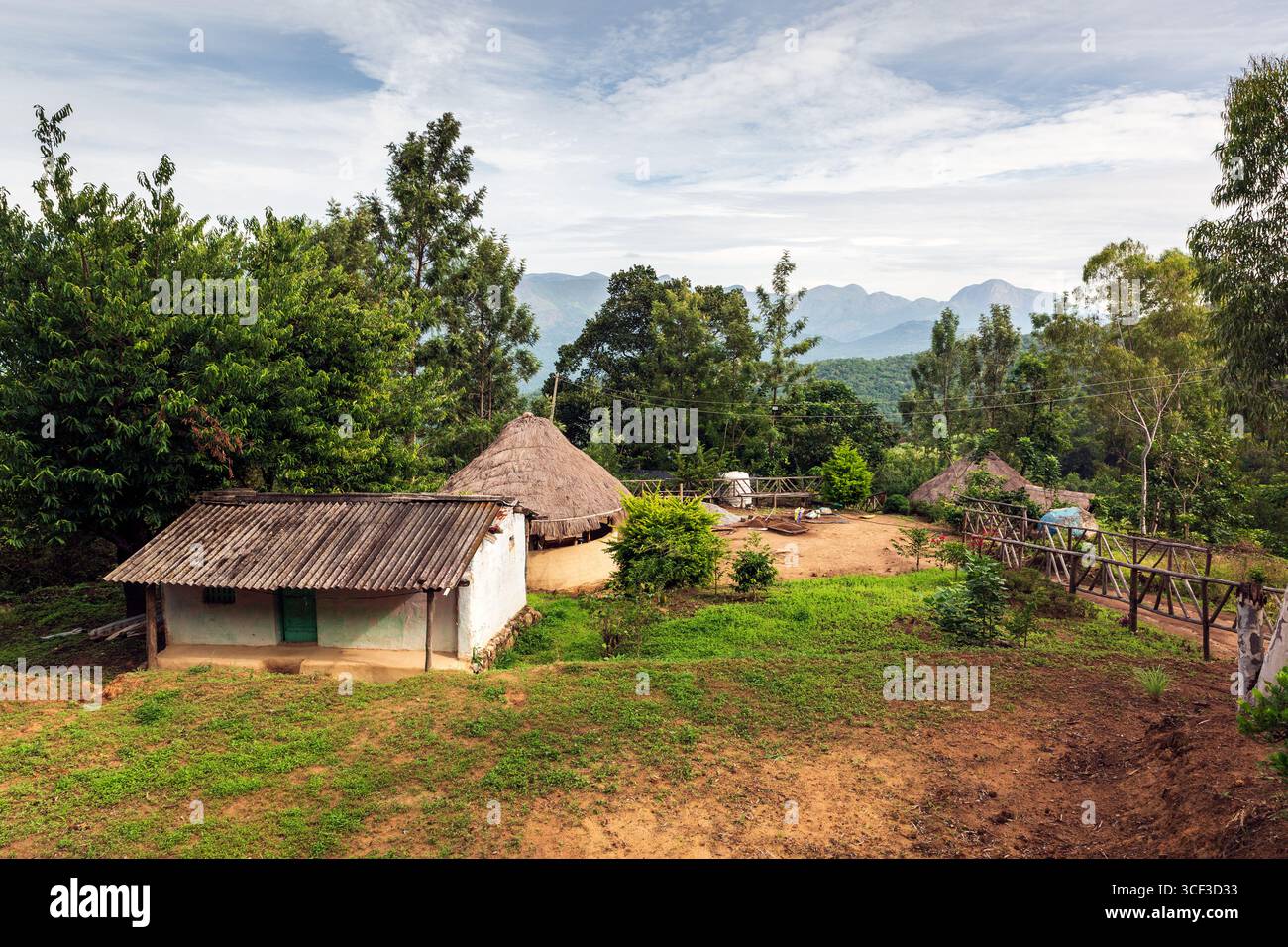 Aus der Vogelperspektive auf ein wunderschönes Walddorf in der Nähe der Berge in Kanthalloor, Munnar, Kerala, Indien. Die malerische Landschaft bietet üppiges Grün und Nebel Stockfoto