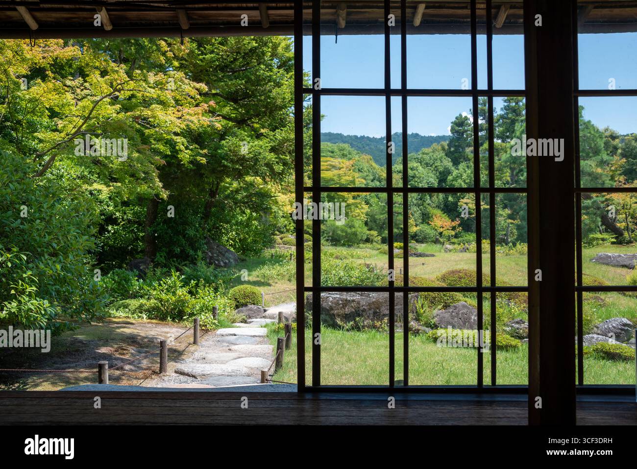 Malerische Aussicht vom Inneren des traditionellen Teehauses im Murin-an Japanese Garden in Kyoto, Japan Stockfoto