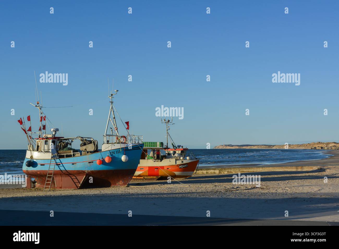 Traditionelle Fischerboote am Sandstrand entlang der Küste Dänemarks Stockfoto
