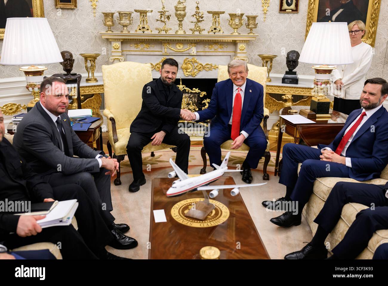 WASHINGTON DC, USA - 18. August 2025 - US-Präsident Donald Trump nimmt an einem bilateralen Treffen mit dem ukrainischen Präsidenten Wolodymyr Zelenskyj, MON, Teil Stockfoto