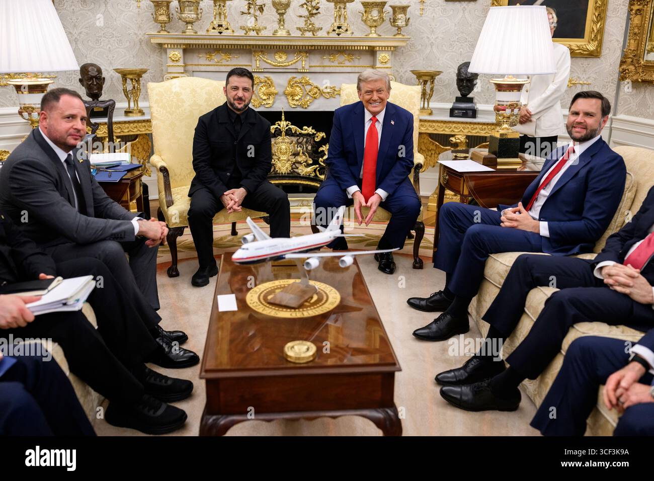 WASHINGTON DC, USA - 18. August 2025 - US-Präsident Donald Trump nimmt an einem bilateralen Treffen mit dem ukrainischen Präsidenten Wolodymyr Zelenskyj, MON, Teil Stockfoto