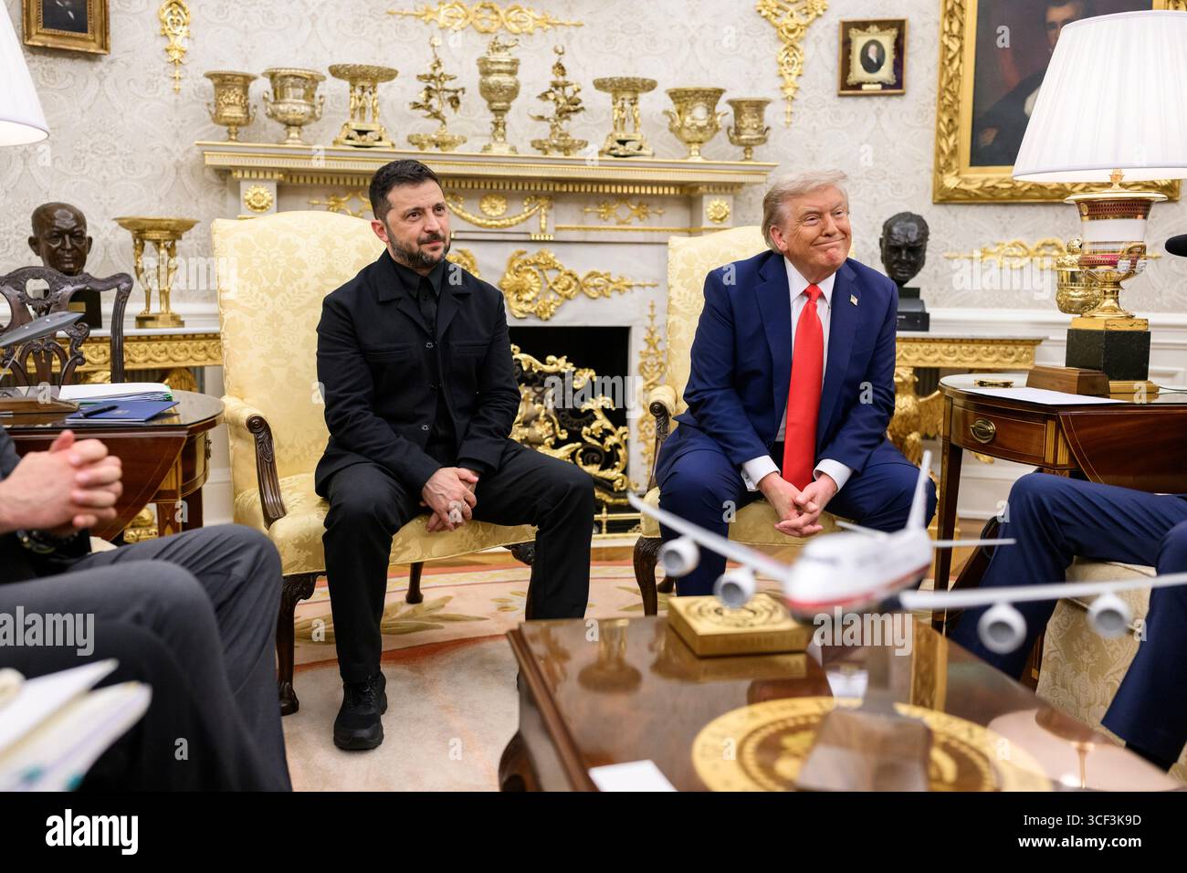 WASHINGTON DC, USA - 18. August 2025 - US-Präsident Donald Trump nimmt an einem bilateralen Treffen mit dem ukrainischen Präsidenten Wolodymyr Zelenskyj, MON, Teil Stockfoto