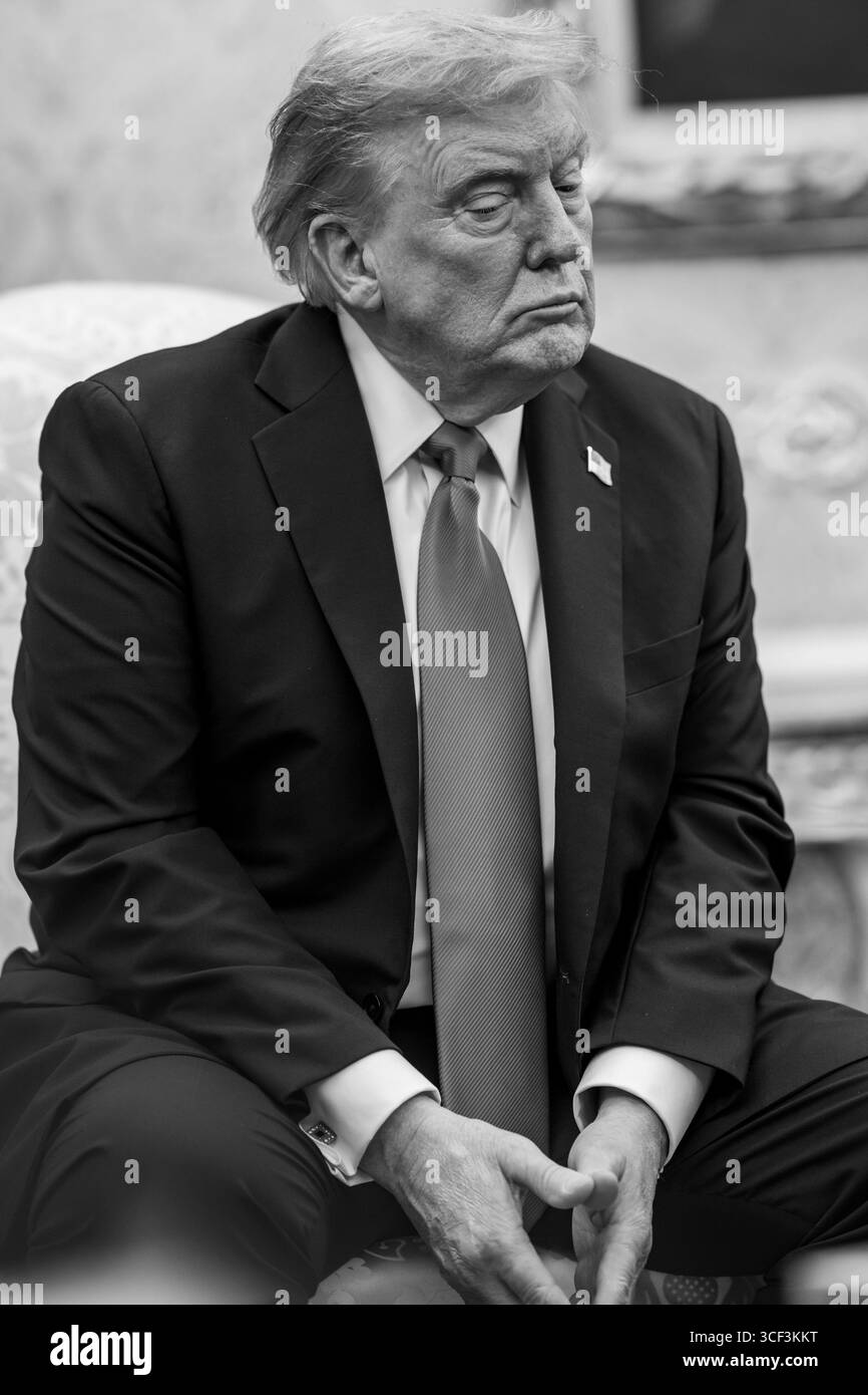 WASHINGTON DC, USA - 18. August 2025 - US-Präsident Donald Trump nimmt an einem bilateralen Treffen mit dem ukrainischen Präsidenten Wolodymyr Zelenskyj, MON, Teil Stockfoto