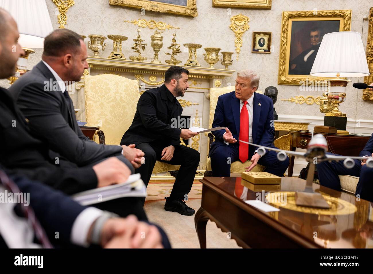 WASHINGTON DC, USA - 18. August 2025 - US-Präsident Donald Trump nimmt an einem bilateralen Treffen mit dem ukrainischen Präsidenten Wolodymyr Zelenskyj, MON, Teil Stockfoto