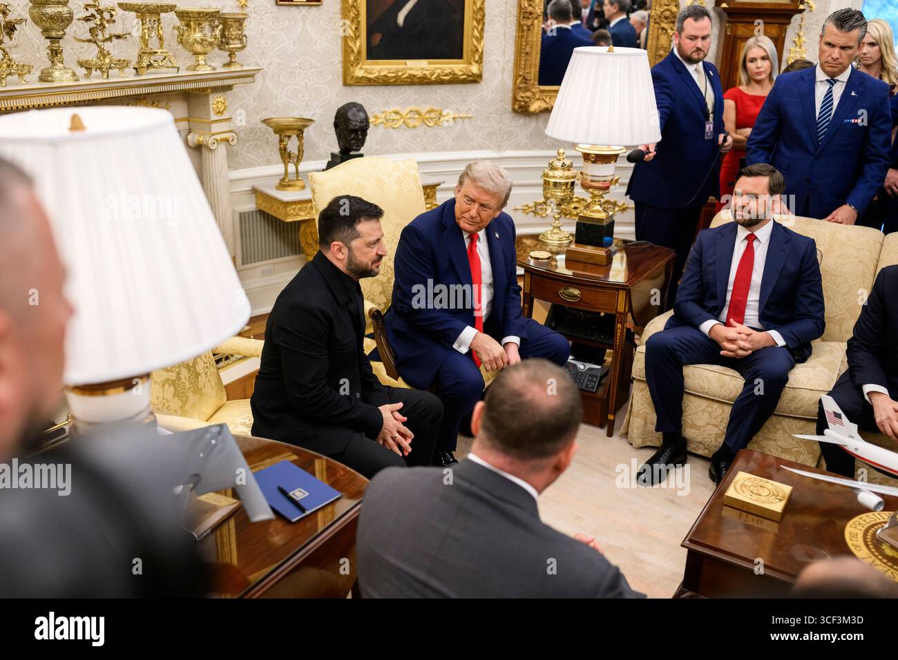 WASHINGTON DC, USA - 18. August 2025 - US-Präsident Donald Trump nimmt an einem bilateralen Treffen mit dem ukrainischen Präsidenten Wolodymyr Zelenskyj, MON, Teil Stockfoto
