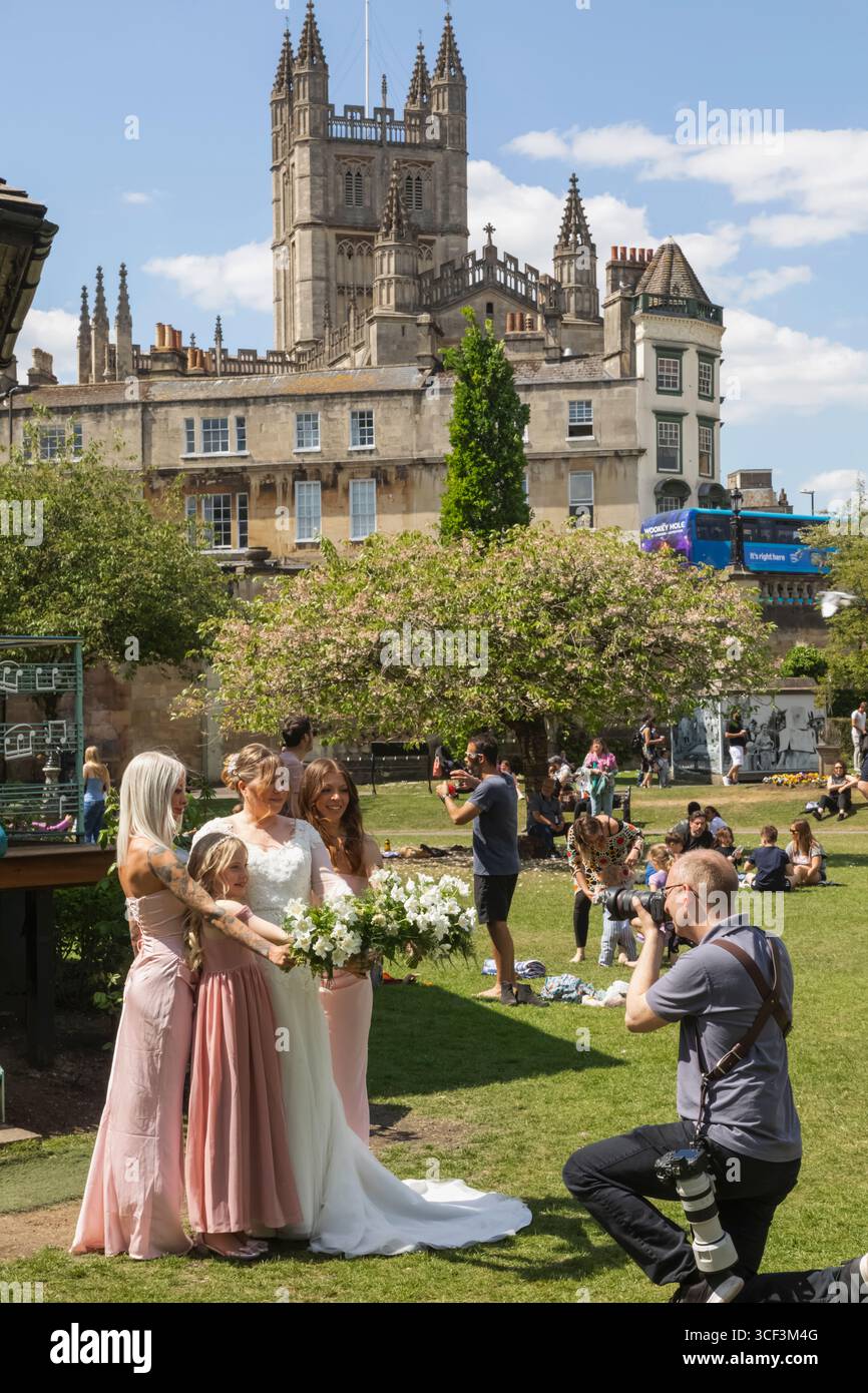 England, Somerset, Bath, Parade Gardens, Hochzeitsgruppe, die Fotos mit Bath Abbey im Hintergrund macht Stockfoto